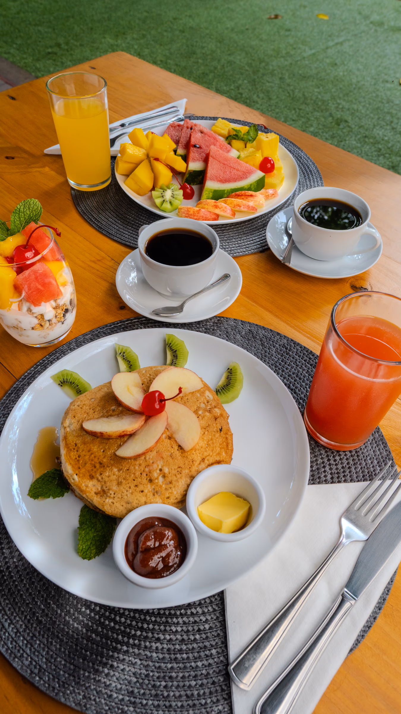 Fluffy pancakes with fresh fruit and marmalade